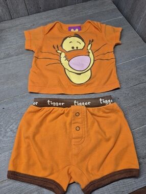 Vintage Y2K Tigger Winnie The Pooh Shirt And Romper Bottoms (Size 3 Months)